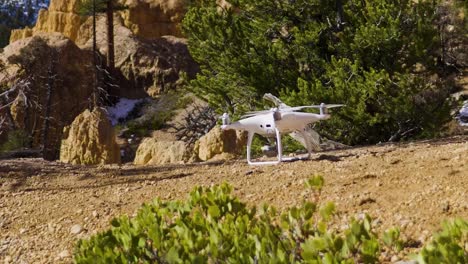 Drone-Despegando-Con-Rocas-Rojas-Y-Nieve-En-El-Fondo-Cerca-De-Bryce-Canyon-En-El-Sur-De-Utah