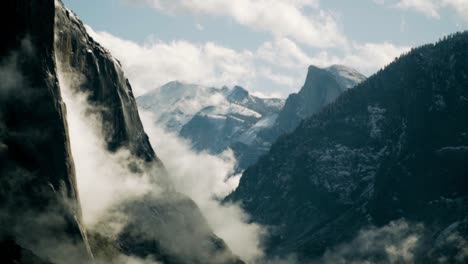 Yosemite-National-Park.-Time-lapse-of-Tunnel-Vision