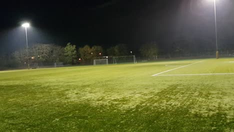 Vista-Panorámica-Del-Campo-De-Fútbol-Vacío-Durante-La-Noche-En-Alemania