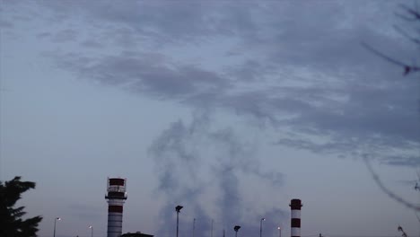 Contaminación-Industrial-Por-Una-Fábrica-Que-Expulsa-Humo-Y-Gases-Al-Aire
