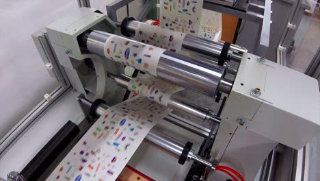 Máquina-Sincronizada-Con-Función-De-Impresión-Y-Corte-Que-Produce-Pegatinas
