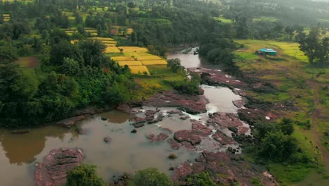 Fließender-Fluss-Von-Maharashtra-Durch-Felsen-Und-Berge-Dynamischer-Schuss