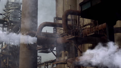 Dampf-Bläst-Aus-Rostigen-Entlüftungsrohren-In-Der-Industriestahlfabrik