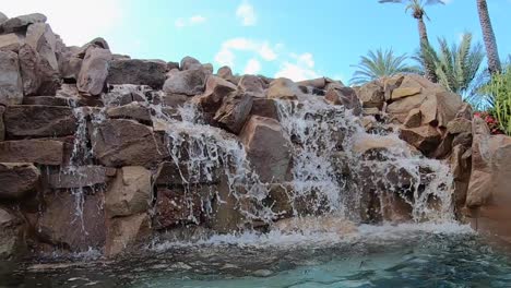 Wasserfall-Am-Hotelpool-Im-Luxusresort