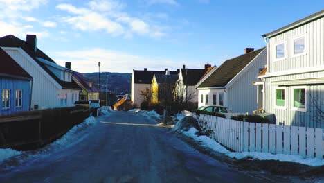 Casas-De-Barrio-En-Una-Calle-Pequeña-Y-Tranquila-En-Invierno-En-La-Ciudad-Norteña-De-Trondheim,-Noruega
