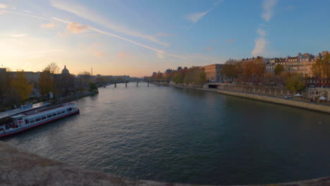 Ein-Zeitraffer-Der-Seine-Bei-Paris-Frankreich-Während-Des-Sonnenuntergangs