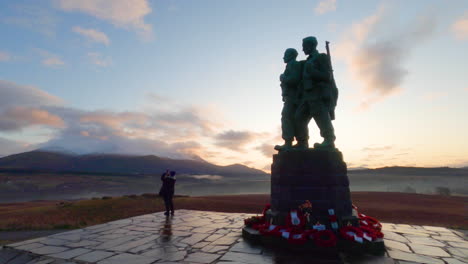 Eine-Frau,-Die-Während-Des-Sonnenuntergangs-Fotos-Der-Landschaft-Vom-Kommando-denkmal-In-Schottland-Macht,-Während-Die-Kamera-Näher-Kommt