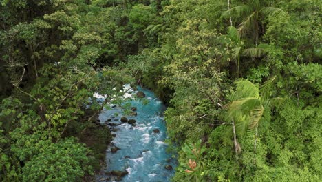 El-Famoso-Río-Celeste,-Un-Río-Volcánico-En-La-Selva-De-Costa-Rica-Con-Agua-Notablemente-Azul