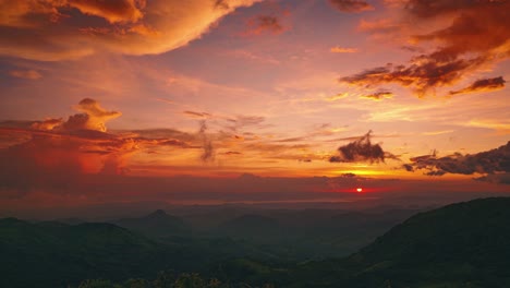 Zeitraffer-Eines-Wunderschönen-Sonnenuntergangs-über-Dem-Dschungelregenwald-In-Monteverde,-Costa-Rica-Mit-Blick-Auf-Den-Pazifischen-Ozean