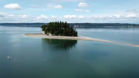 distant-aerial-rotating-shot-of-Dead-Man's-Island-in-Washinton-State,-USA