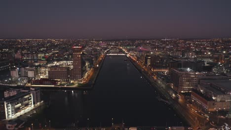 Luftaufnahme,-Dublin-Stadt-Liffey-Fluss-Drohne-Erschossen-Fliegen-über-Samuel-Becket-Bridge-Nachtaufnahmen-4k-aufnahmen