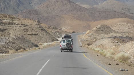 Tiro-Lento-De-Un-Vehículo-De-Cuatro-Ruedas,-4x4-Cruzando-Las-Carreteras-Pavimentadas-De-Etiopía