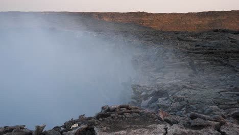 Handgeführte-Aufnahme,-Die-Den-Rauch-Einfängt,-Der-Aus-Dem-Krater-Des-Dallol-vulkans-Kommt
