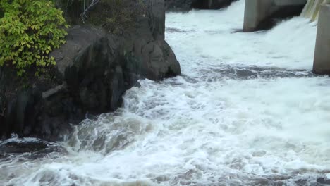 Wasserturbulenzen-An-Den-Thundermist-Falls,-Woonsocket-Falls-Dam,-Providence,-Rhode-Island,-Blackstone-River