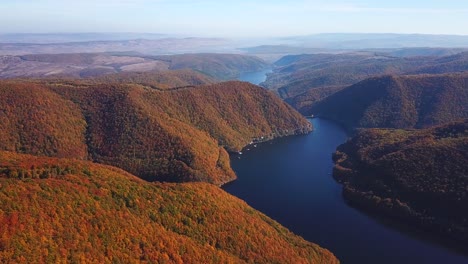 Luftbild-über-Den-Tarnita-See,-Rumänien,-Umgeben-Von-Bunten-Herbstbäumen