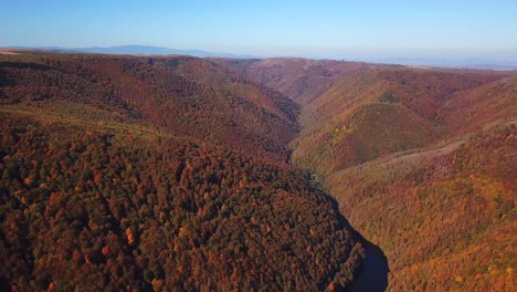 Drohnenblick-Nach-Vorne-über-Den-Tarnita-See,-Rumänien,-Umgeben-Von-Bunten-Herbstbäumen