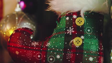 Bolas-De-Navidad-En-Diferentes-Colores-Y-Calcetines-Debajo-De-Un-árbol-De-Navidad-Con-Adornos-Y-Envolturas-De-Regalo