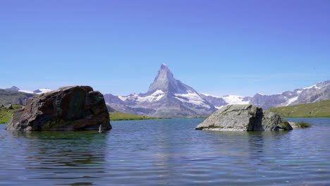 Matterhorn-Con-El-Lago-Stellisee-En-Zermatt,-Suiza
