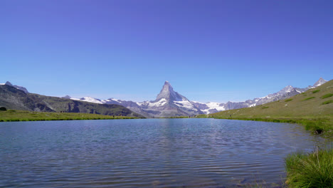 Matterhorn-with-Stellisee-Lake-in-Zermatt,-Switzerland