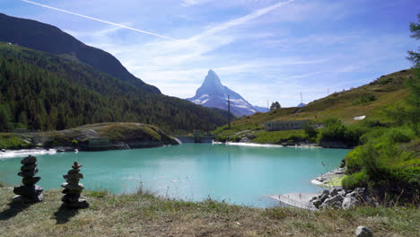 Matterhorn-with-mosjesee-Lake-in-Zermatt,-Switzerland