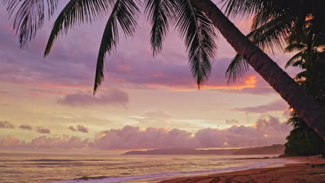 Mittlere-Aufnahme-Eines-Erstaunlichen-Farbenfrohen-Sonnenuntergangs-Mit-Palmenblick-Und-Flauschigen-Wolken-In-Tambor,-Costa-Rica