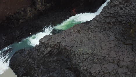 Magische-Natürliche-Schönheit-Von-Island,-Gletscherfluss-Und-Wasserfall-In-Der-Basaltsäule-Studlagil-Canyon,-Vogelperspektive-Aus-Der-Luft