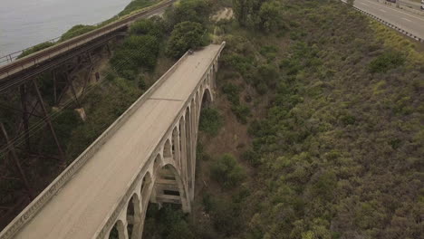 Vista-Aérea-De-Un-Puente-Abandonado-Cerca-De-Santa-Barbara,-California