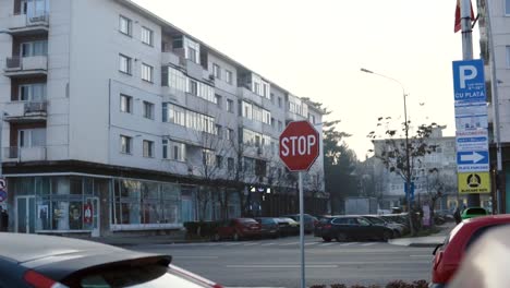 Stoppschild-An-Einer-Kreuzung-Aus-Rumänien,-Zeitlupe