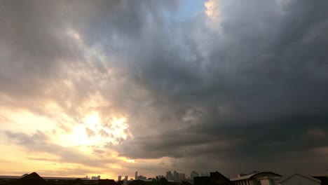 Epic-scenic-timelapse-of-massive-puffy-clouds-moving-and-fading-in-the-sky-in-sunset-time