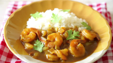 Shrimps-in-curry-sauce-on-topped-rice