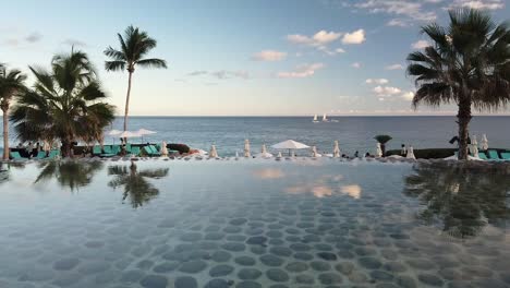 Resort-Frente-Al-Mar-Cabo-San-Lucas-Con-Palmeras-Y-Vista-Panorámica-Del-Océano