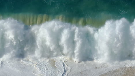 Aufnahmen-Einer-Großen-Welle,-Die-Heftig-An-Der-Küste-Von-Cabo-San-Lucas,-Mexiko,-Zusammenbricht