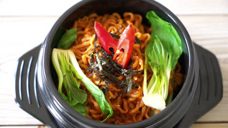 Koreanische-Instantnudeln-Mit-Gemüse-Und-Kimchi
