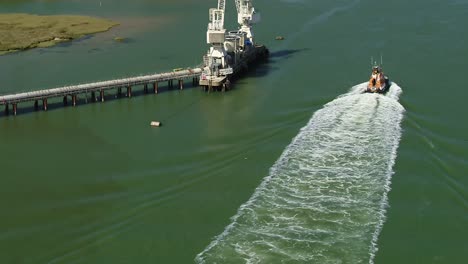 Kamerafahrt-Aus-Der-Luft-Einer-RNLI-Rettungsbootbesatzung,-Die-Die-Swale-Mündung-Zwischen-Kemsely-Und-Der-Isle-Of-Sheppey-Hinuntersegelt
