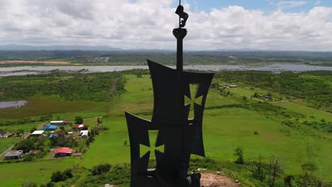 320&#39;-Riesige-Statue-Zu-Ehren-Von-Christopher-Columbus-In-Arecibo,-Puerto-Rico