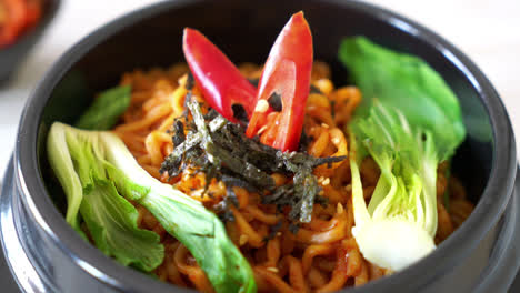 Fideos-Instantáneos-Coreanos-Con-Vegetales-Y-Kimchi