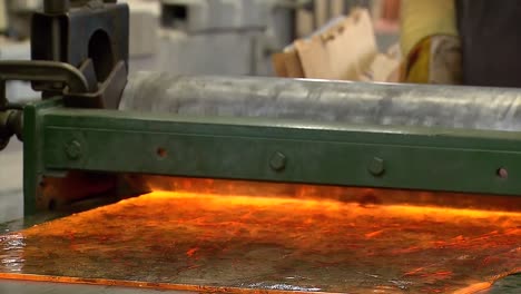 MAKING-SHEET-GLASS-WITH--A-ROLLING-TABLE