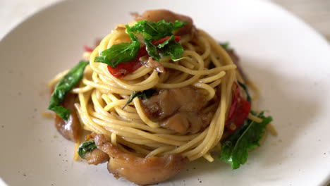 stir-fried-spaghetti-with-chicken-and-basil