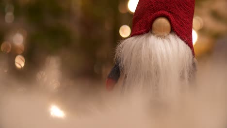 Santa-Claus-Gnome-Mit-Verschwommenem-Weihnachtsbaum-In-Einer-Verträumten-Weihnachtsszene,-Nahaufnahme