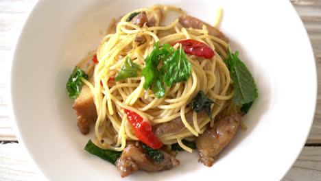 stir-fried-spaghetti-with-chicken-and-basil