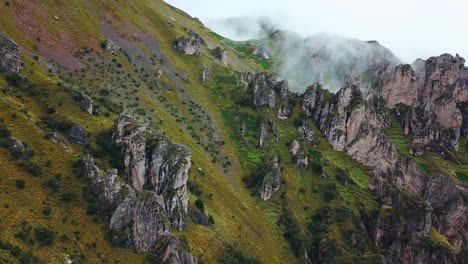 Aéreo,-Disparo-De-Drones,-Hacia-La-Naturaleza-Rocosa-Y-La-Niebla,-En-Las-Montañas-De-Los-Andes,-En-Un-Día-Nublado,-Cerca-De-Cuzco,-En-Perú