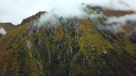 Aéreo,-Disparo-De-Drones-De-Nubes-Bajas-En-Las-Montañas-Rocosas-De-Los-Andes,-En-Un-Día-Nublado,-Cerca-De-Cusco,-En-Perú,-América-Del-Sur