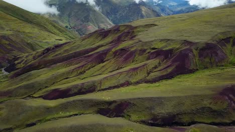 Antena,-Pan,-Tiro-De-Drone,-Con-Vistas-A-Los-Arroyos,-Formaciones-Naturales-Verdes-Y-Niebla,-En-Las-Montañas-De-Los-Andes,-En-Un-Día-Nublado,-Cerca-De-Cuzco,-En-Perú