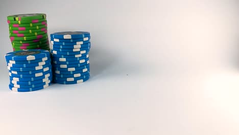 Männliche-Hand,-Die-Einen-Schwarzen-Stapel-Pokerchips-über-Den-Weißen-Tisch-Bewegt,-Isoliert,-Still