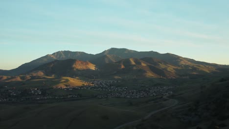 Luftaufnahme-Der-Stadt-Clayton-Unterhalb-Des-Mount-Diablo-Bei-Sonnenuntergang,-Kalifornien,-Vereinigte-Staaten-Von-Amerika
