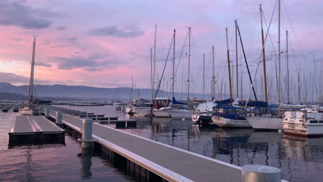 Genfer-Jachthafen-Mit-Segelbooten-Bei-Sonnenuntergang