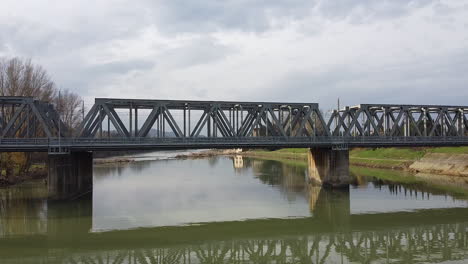 Drone-Vuela-Hacia-Un-Puente-Sobre-El-Río-Arno