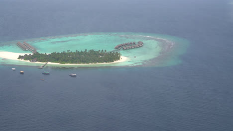 Vista-Superior-De-Las-Islas-Maldivas-Desde-La-Ventana-Del-Avión
