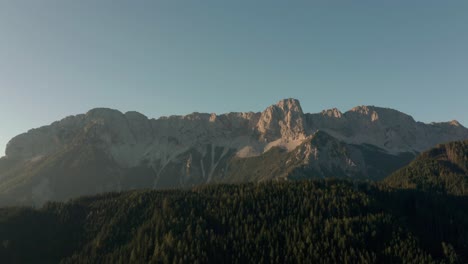 Volando-Sobre-El-Exuberante-Y-Verde-Bosque-Del-Valle-De-Zell-Pfarre-En-Austria-Con-La-Montaña-Rocosa-En-La-Distancia---Toma-Aérea