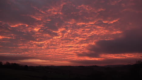 Zeitraffer-Eines-Wunderschönen-Sonnenuntergangs-Und-Wolkenformationen-über-Ackerland-Am-Hang-Bei-Nether-Heage-In-Derbyshire